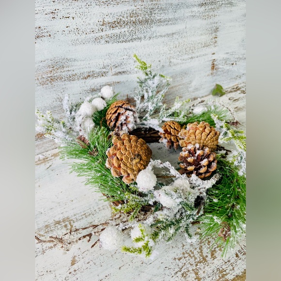 Flocked Berry Pine Wreath - Picture 8 of 12